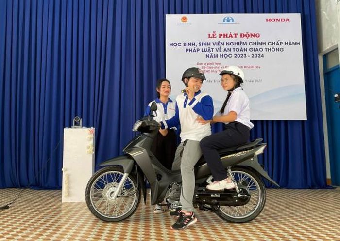 Học sinh tìm hiểu kỹ năng tham gia giao thông an toàn. Ảnh minh họa