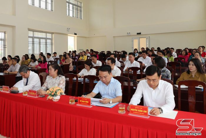 Các đại biểu dự lễ khai giảng.