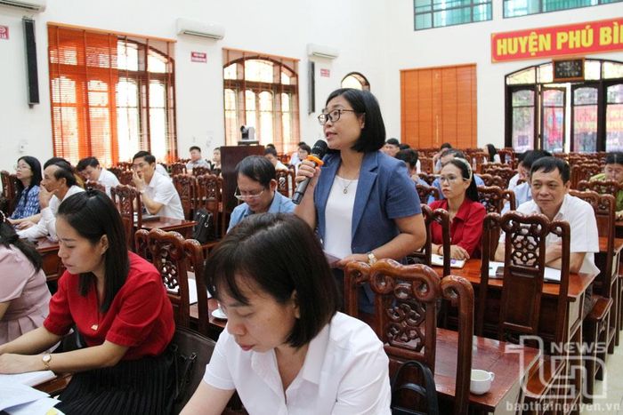 Cử tri huyện Phú Bình nêu ý kiến.
