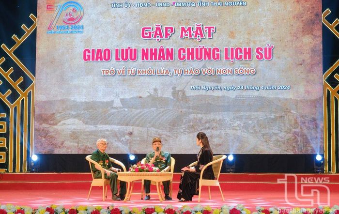 Phần giao lưu với các đại biểu là chiến sĩ Điện Biên.