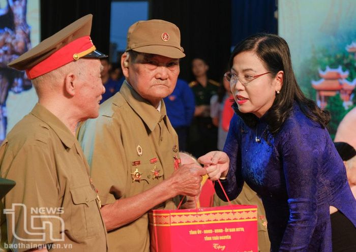 Đồng chí Bí thư Tỉnh ủy Nguyễn Thanh Hải tặng quà chiến sĩ Điện Biên.