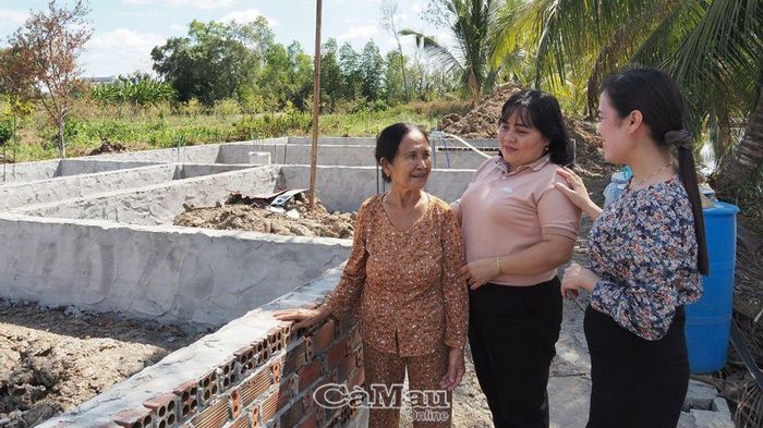 Bà Hồng Thị Nhà (bìa trái), phường Tân Xuyên, TP Cà Mau, vợ thương binh ¾ Đặng Văn Ngon, phấn khởi khi sắp có căn nhà mới.