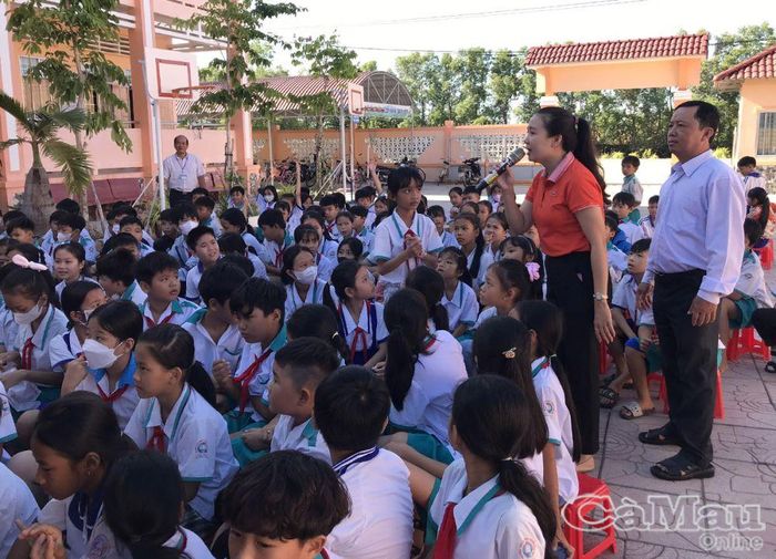 Nhân viên Thư viện tỉnh giao lưu các trò chơi cùng học sinh Trường Tiểu học Tân Hồng.