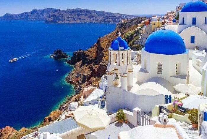 Santorini mang đến sự lãng mạn tuyệt vời cho các cặp đôi. (Ảnh: Inkl)