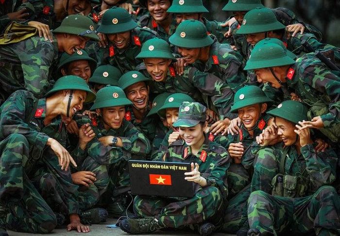 Để xây dựng "thế trận lòng dân" trên không gian mạng, mỗi người dân phải là chủ thể và có trách nhiệm tham gia, trong đó quân đội đóng vai trò nòng cốt. (Ảnh: Hà Quốc Thái)