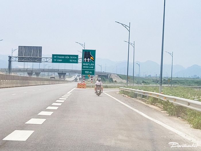 2 du khách rời khỏi cao tốc Mai Sơn - QL 45 tại nút giao Đồng Giao - Tam Điệp. Ảnh: Đình Minh