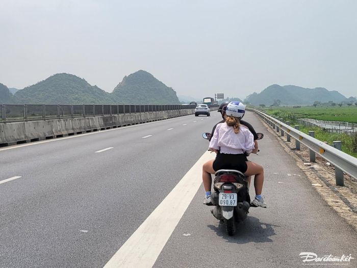 2 du khách được hướng dẫn đi vào làn trong cùng trên cao tốc để đảm bảo an toàn trước khi đến nút giao. Ảnh: Đình Minh