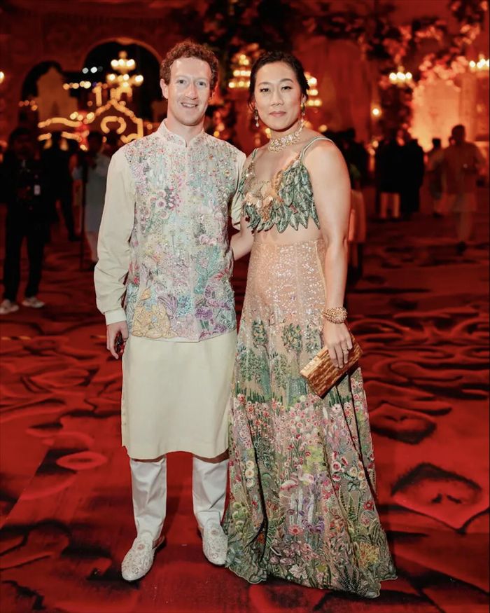  Mark Zuckerberg ăn diện hơn thường ngày khi tham dự đám cưới cùng vợ. Ảnh: Reliance Industries. 