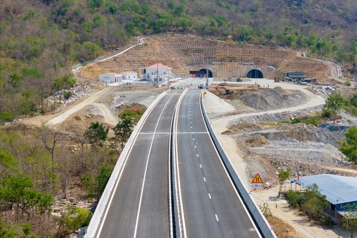  Trên tuyến có hầm núi Vung dài 2,25 km, gồm hai ống hầm, mỗi ống 3 làn xe, bề rộng hầm 14 m. Đây là hầm xuyên núi dài thứ 4 cả nước sau các hầm Hải Vân, Đèo Cả và Cù Mông. 