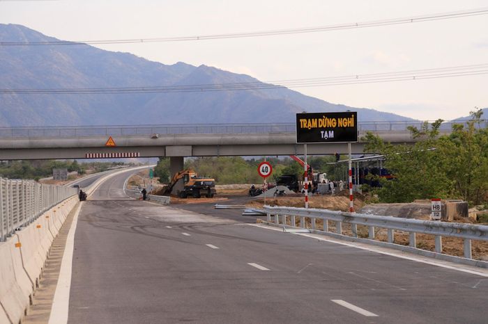  Tại Km 113 đoạn qua xã Nhị Hà, huyện Thuận Nam, tỉnh Ninh Thuận, chủ đầu tư đã chủ động xây hai dựng trạm dừng nghỉ trên cả hai hướng để phục vụ miễn phí cho người dân trong khi chờ đầu tư trạm dừng chính thức. 