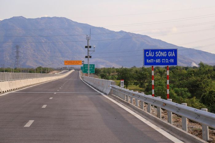  Cao tốc Cam Lâm - Vĩnh Hảo thiết kế theo tiêu chuẩn đường cao tốc Việt Nam, quy mô 4 làn xe với tốc độ tối đa cho phép là 90 km/h. Các cụm thiết bị ITS và camera dọc tuyến được vận hành bằng năng lượng mặt trời, qua đó tiết kiệm điện năng tiêu thụ, tiết giảm chi phí và bảo vệ môi trường. 