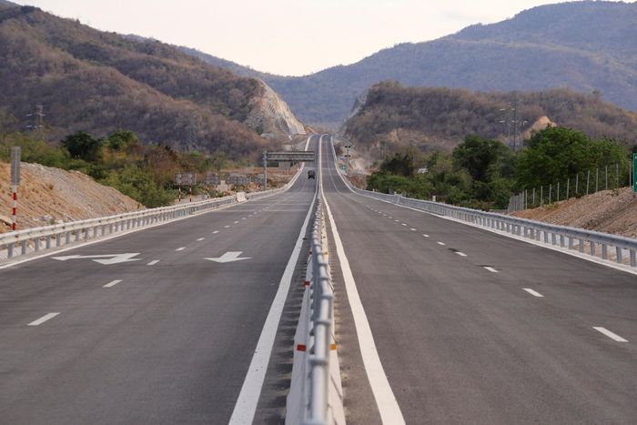  Hiện tuyến cao tốc từ TP.HCM đến Nha Trang mới chỉ có trạm dừng chân Long Thành trên đoạn cao tốc Long Thành - Dầu Giây tại huyện Cẩm Mỹ, tỉnh Đồng Nai. Hơn 328 km cao tốc còn lại của 3 đoạn kết nối Đồng Nai, Bình Thuận, Ninh Thuận và Khánh Hòa chưa có trạm dừng nghỉ. 