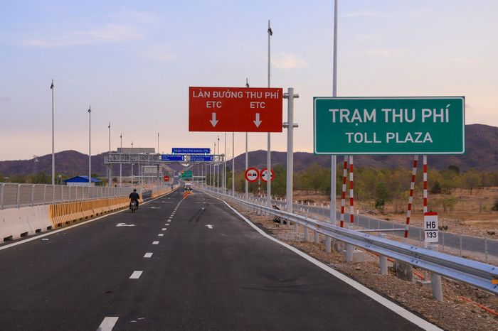  Tuyến cao tốc Cam Lâm - Vĩnh Hảo là một trong ba đoạn cao tốc thuộc tuyến cao tốc Bắc – Nam phía Đông (CT.01) áp dụng mô hình thí điểm thu phí không dừng (ETC) đầu vào không có barie, đầu ra có barie. Cả ba cao tốc không có làn thu phí hỗn hợp, thu hoàn toàn tự động qua ETC. 