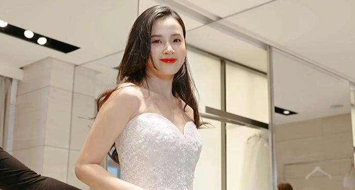 Midu cùng chồng sắp cưới đi thử trang phục.