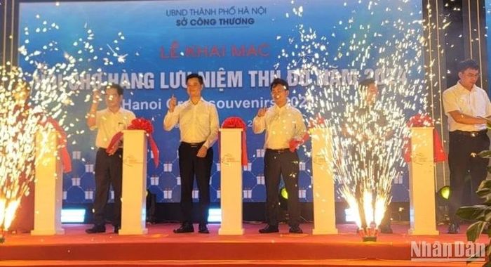 Các đại biểu cắt băng khai mạc hội chợ.