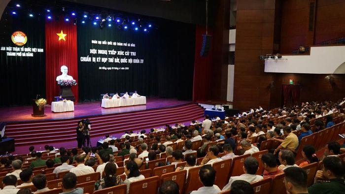 Toàn cảnh buổi tiếp xúc cử tri.