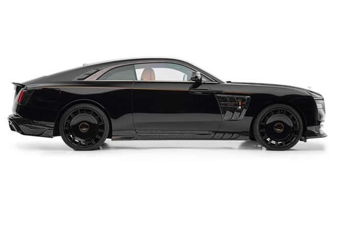 Về ngoại thất, mẫu Coupe Rolls-Royce Spectre siêu sang được trang bị hàng loạt chi tiết nâng cấp bằng sợi carbon đặc trưng với đặc tính siêu nhẹ. Ở phần cản trước, mẫu xe được trang bị các chi tiết ốp cho viền các hốc gió trước, đồng thời xe cũng được trang bị phần líp trước thể thao hơn.