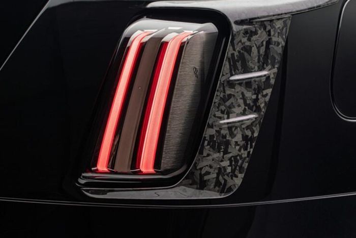 Về nguyên bản, Rolls-Royce Spectre trang bị khối động cơ điện sản sinh công suất 584 mã lực và mô-men xoắn 895 Nm cùng với bộ pin 120 kWh.