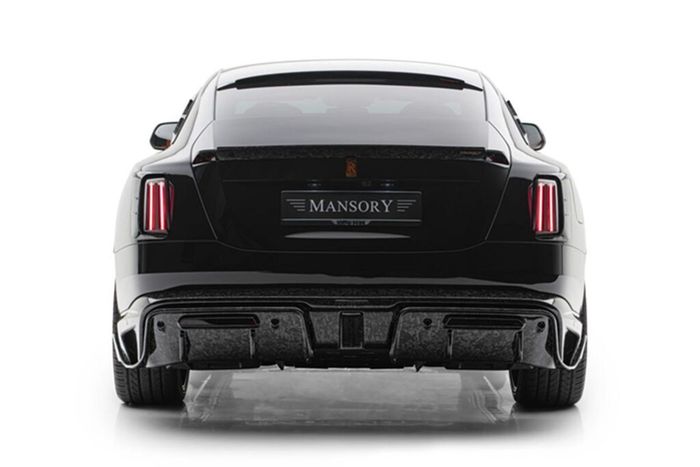 Trung tâm của chi tiết này chính là logo Rolls-Royce cùng đèn xi nhan hông xe. Phần líp hông nguyên bản cũng đã được thay thế hoàn toàn, thay vào đó chính là bộ líp mới với thiết kế phức tạp hơn, tích hợp cánh gió đứng ở hai đầu líp giúp tối ưu hơn nữa hiệu quả khí động học.