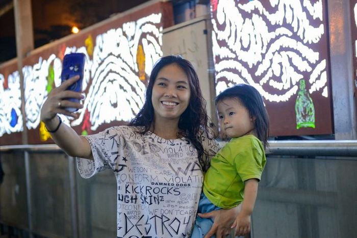 Càng về đêm, cầu đi bộ càng trở nên lung linh, huyền ảo. Nhiều người dân đi qua đây ngỡ ngàng chiêm ngưỡng vẻ đẹp của cầu đi bộ phố Trần Nhật Duật trong "chiếc áo mới".
