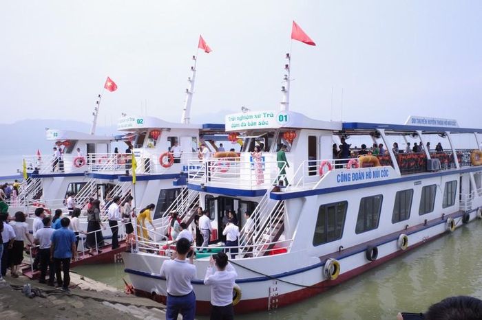 Các đại biểu trải nghiệm du thuyền trên Hồ Núi Cốc.