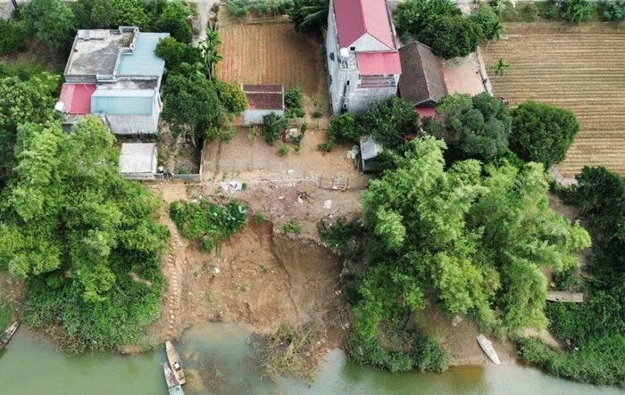 Sạt lở trên sông Bưởi ngày một nghiêm trọng