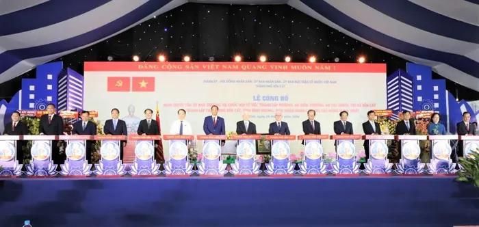 Các đại biểu thực hiện nghi thức công bố Nghị quyết của Ủy ban Thường vụ Quốc hội về thành lập phường An Điền, phường An Tây thuộc TX. Bến Cát và thành lập TP .Bến Cát
