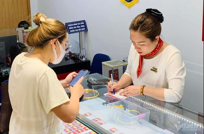 Có người đem bán vàng chốt lời. Ảnh: Tiến Anh