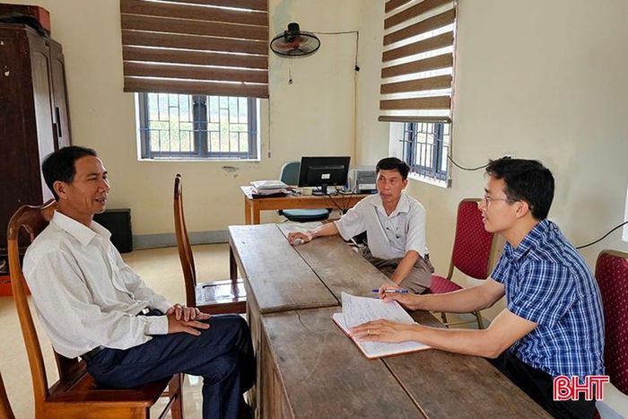  Cán bộ HTX Nông nghiệp 1 trao đổi về tình trạng thiếu nước cục bộ thời gian qua. 