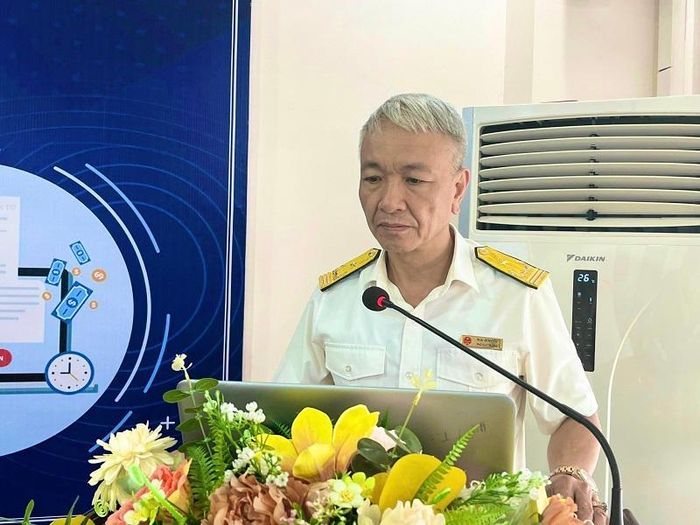 Đại diện lãnh đạo Cục Thuế tỉnh Thanh Hóa thực hiện bấm số tìm ra hóa đơn may mắn quý I năm 2024.