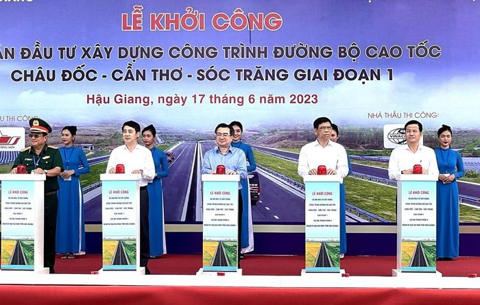Bộ trưởng Bộ Xây dựng Nguyễn Thanh Nghị tham dự Lễ khởi công xây dựng đường cao tốc trục ngang Châu Đốc - Cần Thơ - Sóc Trăng tại đầu cầu Hậu Giang.