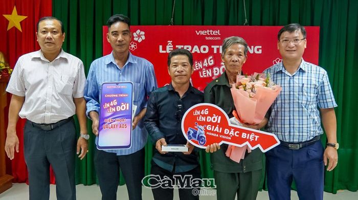 Ông Nguyễn Văn Đen, Phó giám đốc Sở Thông tin - Truyền thông (bìa trái) và ông Phạm Học Khiêm, Phó giám đốc Viettel Cà Mau (bìa phải) trao giải cho các khách hàng may mắn trúng thưởng.
