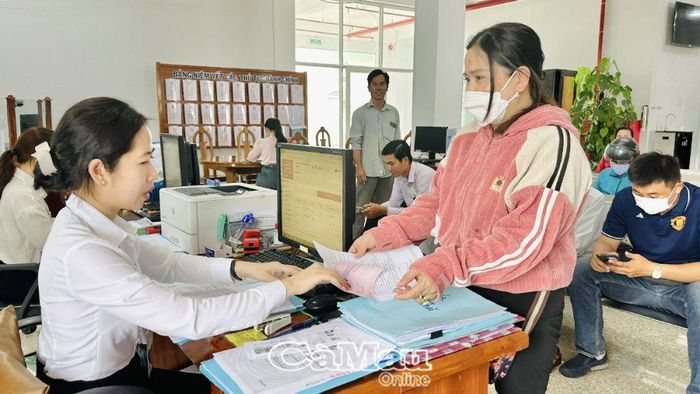 Chỉ số nội dung “Thủ tục hành chính công” được xếp trong nhóm trung bình thấp, đứng thứ 40/63 tỉnh, thành phố, giảm 22 bậc. (Ảnh: Giải quyết TTHC đất đai tại Bộ phận Một cửa UBND TP Cà Mau).