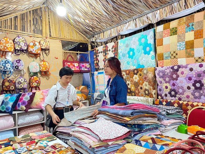 Khách hàng tham quan các gian hàng tại Hội chợ Hàng lưu niệm Thủ đô 20. Ảnh: Thanh Hiền
