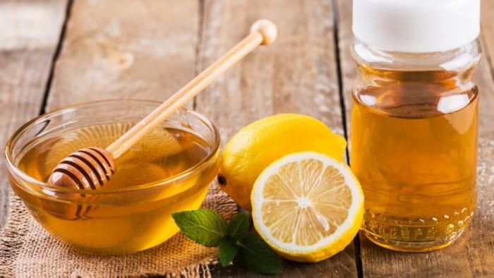 Pha nước chanh mật ong với tỉ lệ hợp lý để được thức uống hiệu quả và không gây bất lợi cho sức khỏe.