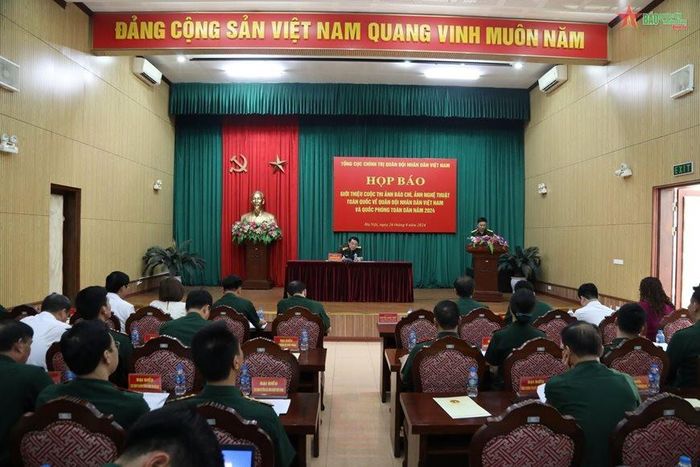 Quang cảnh họp báo.