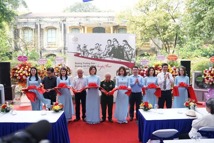 Các đại biểu cắt băng khai mạc triển lãm.