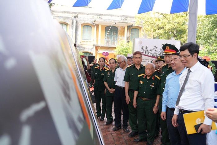 Triển lãm “Đường Trường Sơn - Đường Hồ Chí Minh huyền thoại” giới thiệu khoảng 100 tài liệu, hình ảnh là những nội dung cô đọng nhất về sự ra đời của “Tuyến lửa” đường Trường Sơn, sức sống mãnh liệt của con đường qua bom đạn chiến tranh, trở thành một kỳ tích về sức mạnh chiến đấu, chiến thắng, một thành công xuất sắc trong chỉ đạo chiến lược của Đảng, một huyền thoại trong lịch sử giữ nước của dân tộc ta.