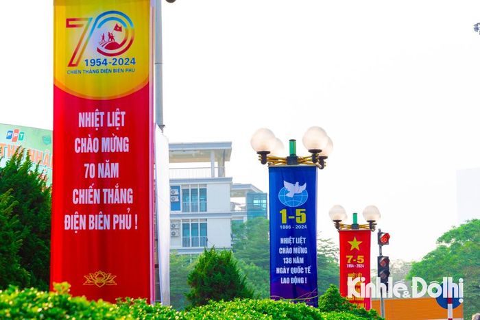 Pano, áp phích trên đường Xã Đàn (quận Đống Đa, TP Hà Nội).
