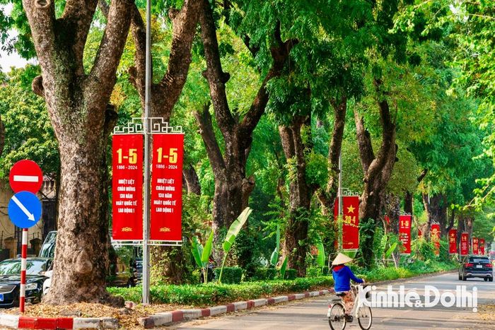Tuyến phố Hoàng Diệu được trang hoàng rực rỡ bởi những tấm pano, áp phích