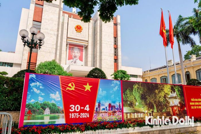 Những pano khổ lớn được trang trí tại trụ sở UBND TP Hà Nội.