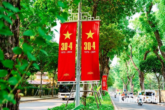 Kỷ niệm 49 năm Ngày giải phóng miền Nam, thống nhất đất nước, người dân Hà Nội nói riêng và cả nước nói chung thêm tự hào về dân tộc Việt Nam anh hùng, truyền thống đoàn kết và tinh thần quyết tâm bảo vệ toàn vẹn lãnh thổ thiêng liêng của Tổ quốc.