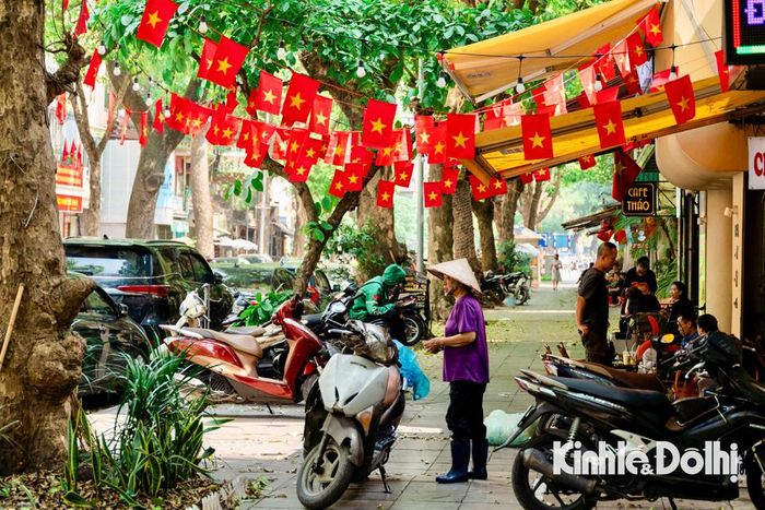 Quốc kỳ và hàng loạt những khẩu hiệu, biểu ngữ trên các tuyến phố đã tô sắc thêm rực rỡ cho Thủ đô ngàn năm văn hiến.