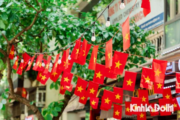 Việc treo cờ mang ý nghĩa quan trọng, nhắc nhớ về ngày thống nhất đất nước, niềm tự hào dân tộc, về con người Việt Nam luôn yêu chuộng hòa bình.