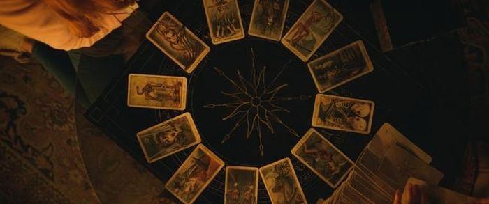 Ê-kíp làm phim đã phải mời một chuyên gia về Tarot để đảm bảo rằng tất cả tình tiết trong kịch bản đều hợp lý
