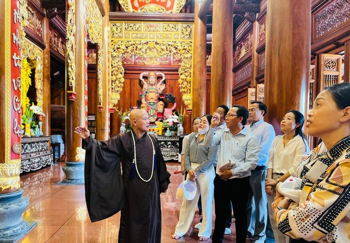 Thượng tọa Thích Giác Dũng, Tu viện Trưởng Tu viện Vĩnh Nghiêm, giới thiệu đến du khách một số điểm đặc trưng của tu viện vào chiều 26-4 