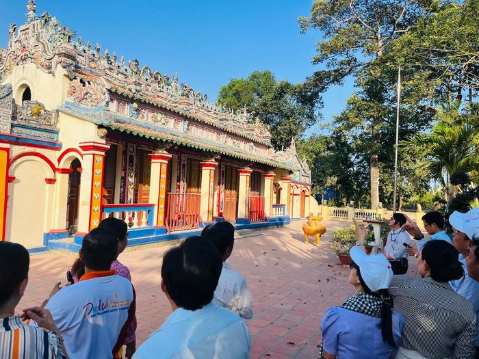  Khách tham quan đình thần Phú Long, Bình Dương chiều 26-4 