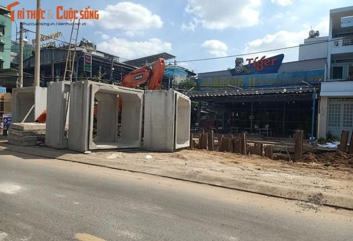  Đơn vị thi công tiến hành đào đường, lắp cống thoát nước tại một số vị trí