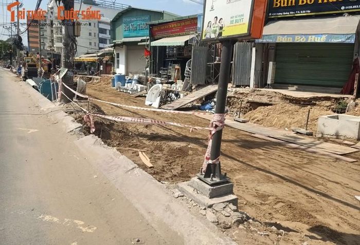  Một đoạn dài mặt đường và vỉa hè được đào xới lên thi công, nhiều nhà dân phải tìm cách ra vào tạm, nhiều cơ sở kinh doanh cũng phải tạm ngưng