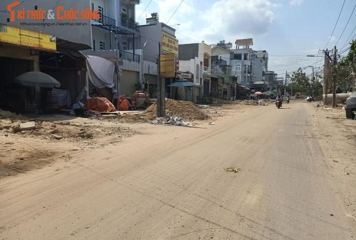  Nhiều hộ dân 2 bên đường Dương Quảng Hàm đã bắt đầu tháo dỡ nhà, lùi vào trong rất sâu để bàn giao công trình cho các đơn vị thi công